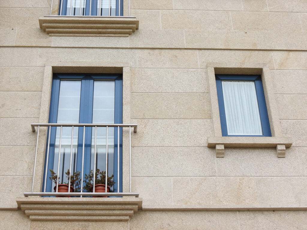 edificios con fachada de piedra 10