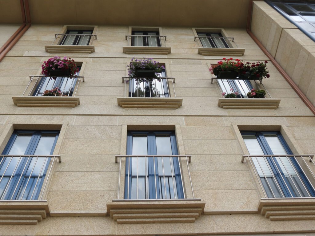 edificios con fachada de piedra 8