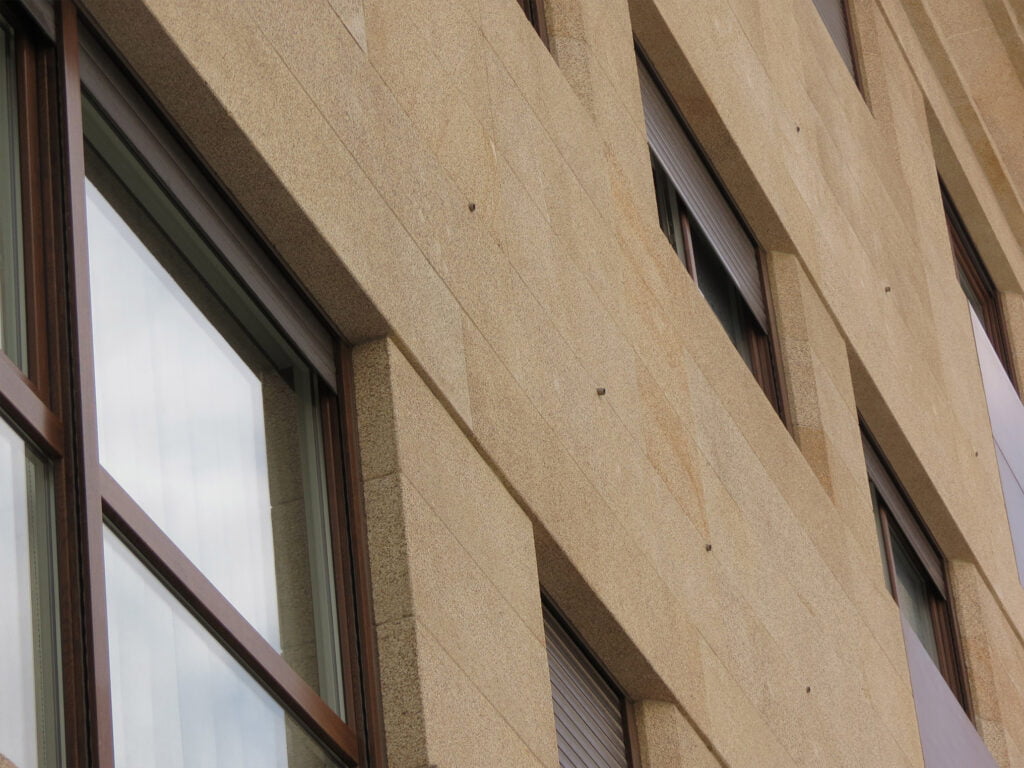 edificios con fachada de piedra 9