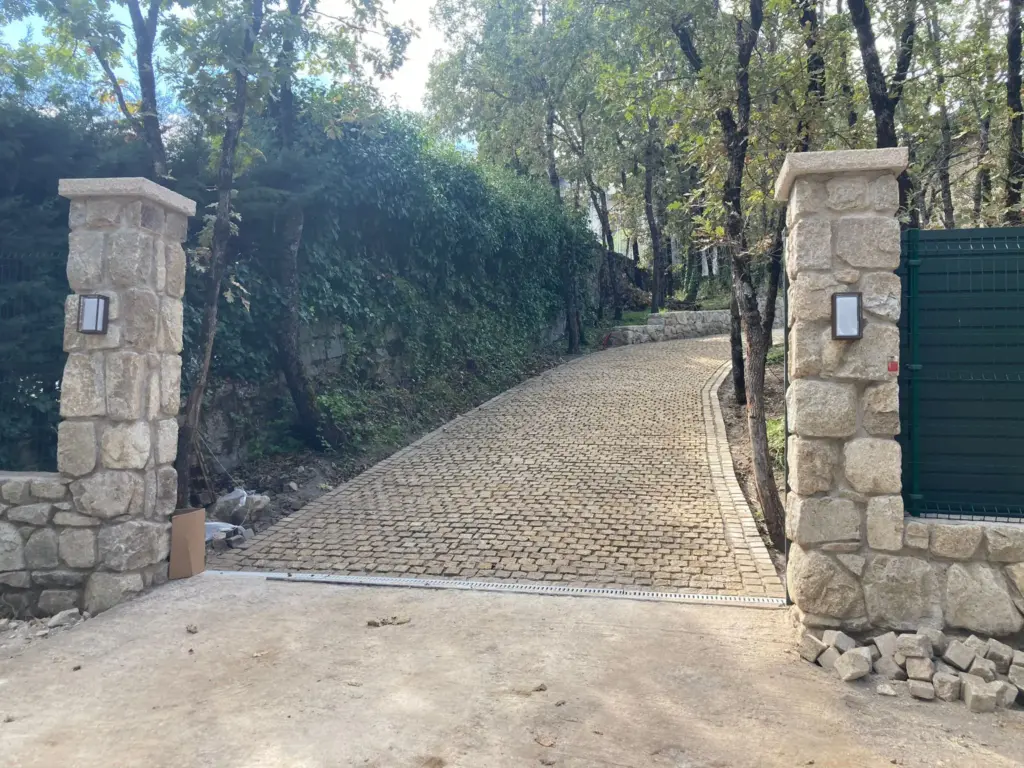 acceso a vivienda con adoquines de granito