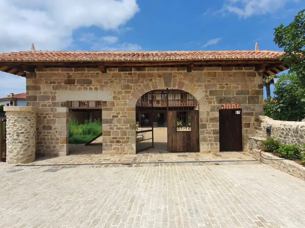 adoquines y entrada a vivienda con piedra natural granito