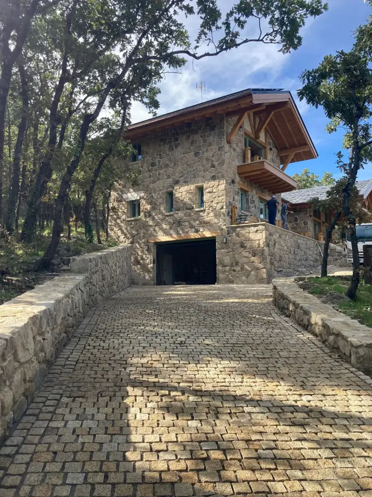 entrada vivienda con adoquines de granito